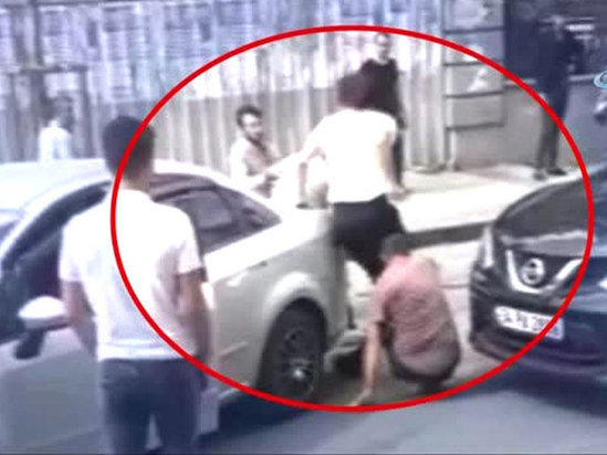 Qadın ona yol verməyən kişi sürücünü peşman etdi - Olayın anbaan VİDEOsu