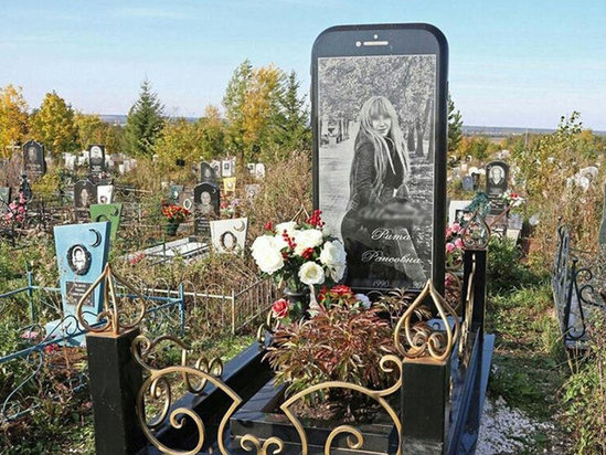 Gənc yaşda ölən qıza "iPhone" formasında məzar daşı düzəldildi - FOTO