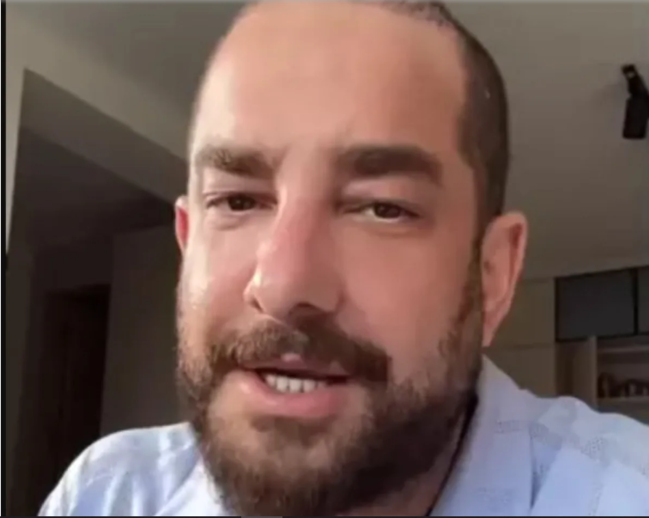 Aktyor Enis Arıkanın saçsız görünüşü gündəm oldu