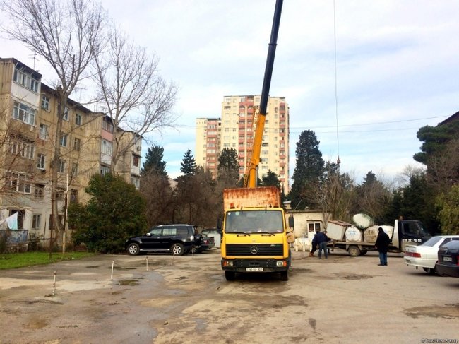 Eldar Əzizovdan daha bir ƏMR: Binaların üstündəki su çənləri yığışdırılsın! - FOTO