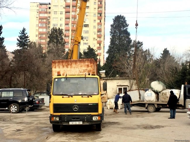 Eldar Əzizovdan daha bir ƏMR: Binaların üstündəki su çənləri yığışdırılsın! - FOTO