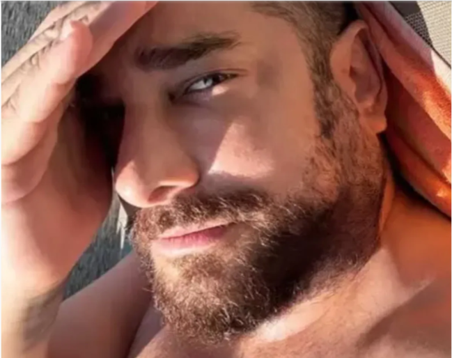 Aktyor Enis Arıkanın saçsız görünüşü gündəm oldu