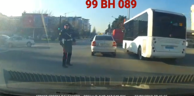 Bakıda sürücü "saxla" əmrini verən yol polisinin üstünə maşın sürdü - VİDEO