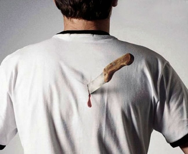 Kürəyinə bıçaq sancılan kişi hərəkətilə hər kəsi ŞOKa saldı – VİDEO