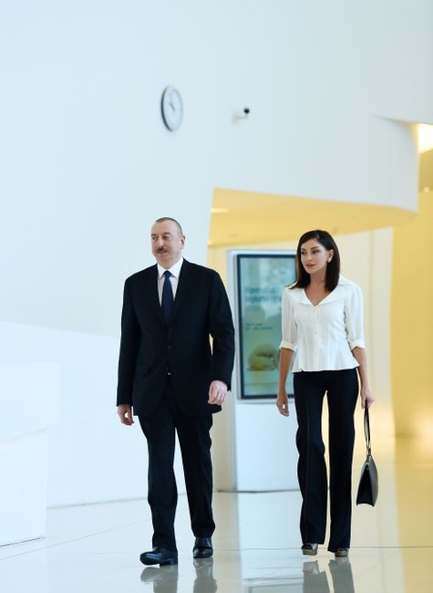Prezident İlham Əliyev və birinci xanım Mehriban Əliyeva incəsənət xadimləri ilə görüşdü - FOTOLAR