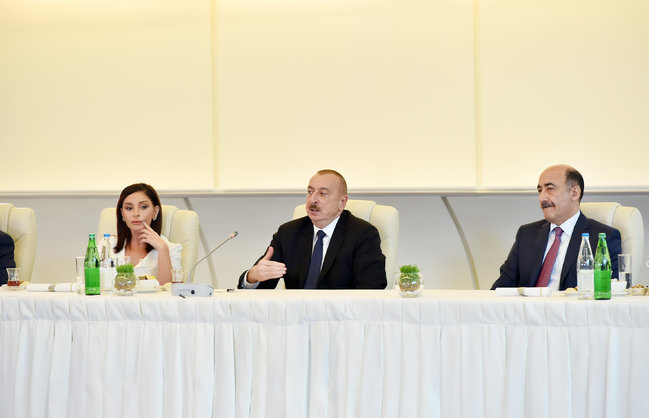 Prezident İlham Əliyev və birinci xanım Mehriban Əliyeva incəsənət xadimləri ilə görüşdü - FOTOLAR