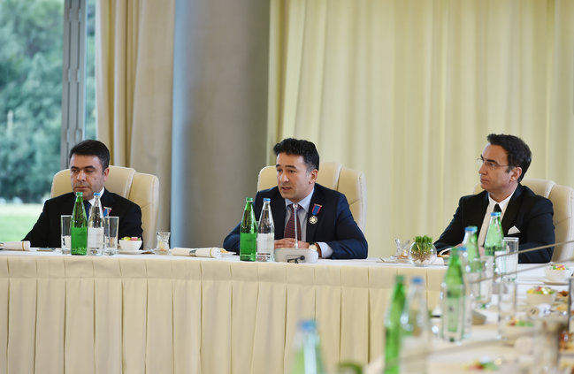 Prezident İlham Əliyev və birinci xanım Mehriban Əliyeva incəsənət xadimləri ilə görüşdü - FOTOLAR