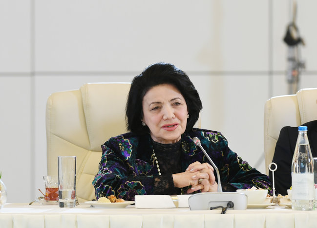 Prezident İlham Əliyev və birinci xanım Mehriban Əliyeva incəsənət xadimləri ilə görüşdü - FOTOLAR