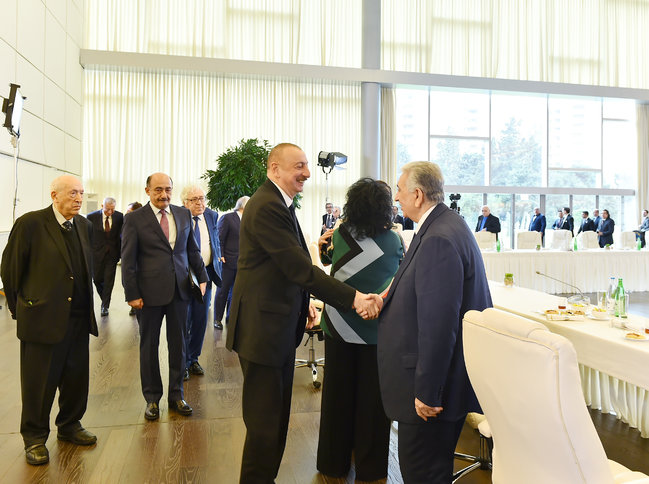 Prezident İlham Əliyev və birinci xanım Mehriban Əliyeva incəsənət xadimləri ilə görüşdü - FOTOLAR
