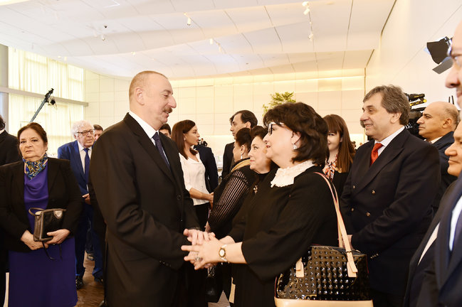 Prezident İlham Əliyev və birinci xanım Mehriban Əliyeva incəsənət xadimləri ilə görüşdü - FOTOLAR