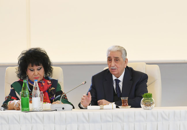 Prezident İlham Əliyev və birinci xanım Mehriban Əliyeva incəsənət xadimləri ilə görüşdü - FOTOLAR