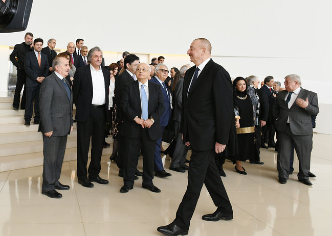Prezident İlham Əliyev və birinci xanım Mehriban Əliyeva incəsənət xadimləri ilə görüşdü - FOTOLAR