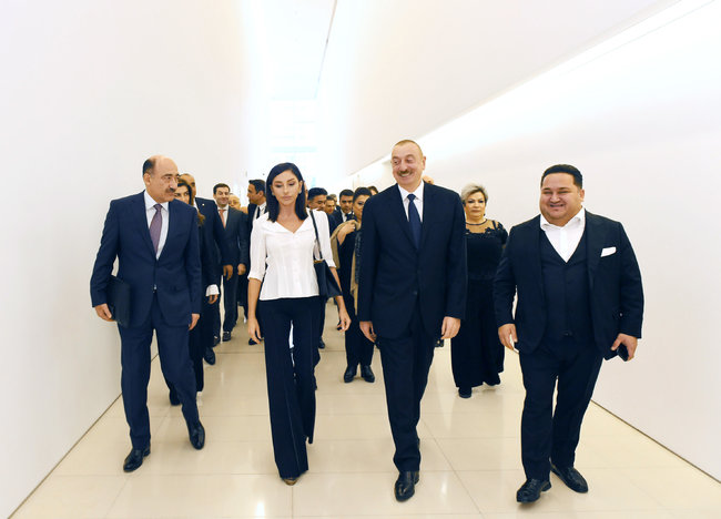 Prezident İlham Əliyev və birinci xanım Mehriban Əliyeva incəsənət xadimləri ilə görüşdü - FOTOLAR