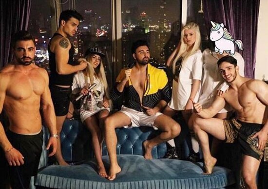 Gənc iş adamının qızlarla hamamda görüntüləri yayıldı - FOTO