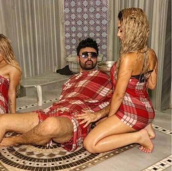 Gənc iş adamının qızlarla hamamda görüntüləri yayıldı - FOTO