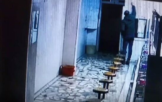 Məsciddə tərbiyəsizlik kameralara yaxalandı: Anbaan görüntülər- VİDEO