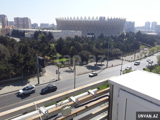 Tbilis prospekti Avropa Otelinin yanında 4 otaqlı mənzil satılır!