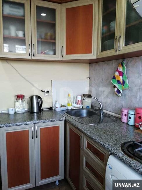 Tbilis prospekti Avropa Otelinin yanında 4 otaqlı mənzil satılır!