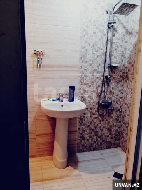 Tbilis prospekti Avropa Otelinin yanında 4 otaqlı mənzil satılır!