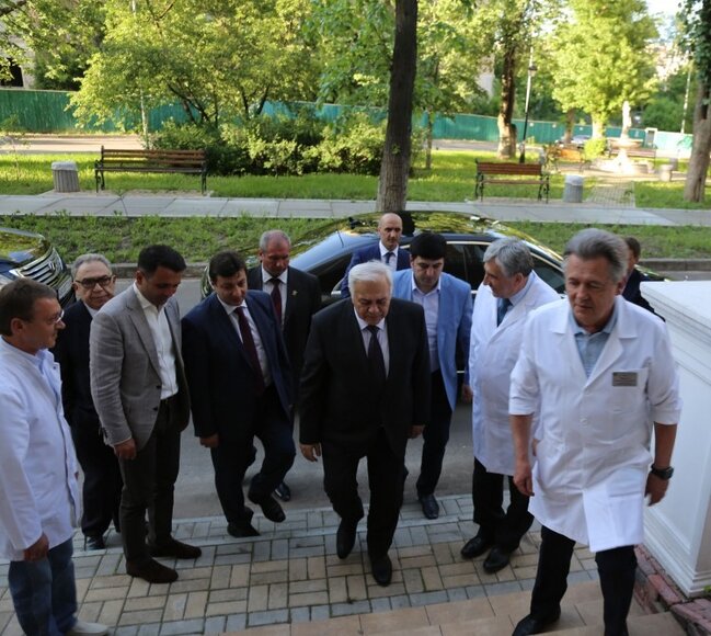 Oqtay Əsədov Kiyevdə müalicə alan Milli Qəhrəmanımızla görüşdü – FOTO