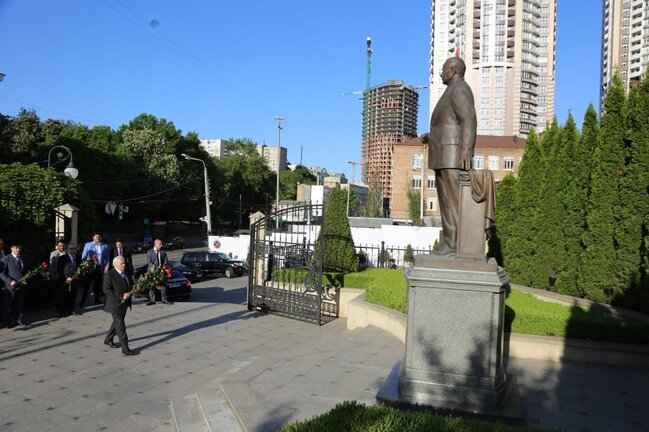 Oqtay Əsədov Kiyevdə müalicə alan Milli Qəhrəmanımızla görüşdü – FOTO