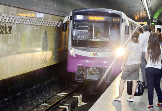 Bakı metrosunda qatarın qapısı açıq qaldı, sərnişinlərin həyatı təhlükədə - VİDEO