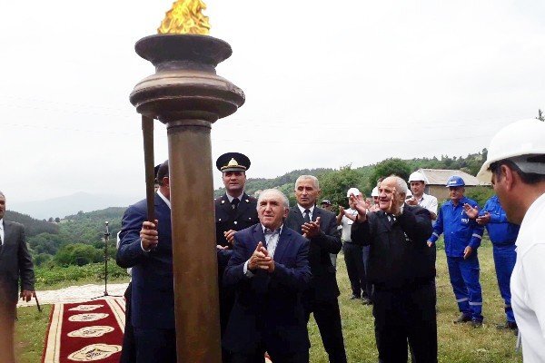 Çəmənliyə xalça sərdirən icra başçısı kimdir? - FOTO