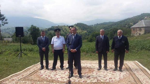 Çəmənliyə xalça sərdirən icra başçısı kimdir? - FOTO