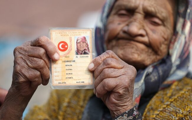 Kiçik nəvəsi ilə arasında 113 yaş fərq olan - Bir əsr yaşamış Fatma nənə - FOTOLAR