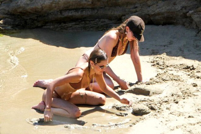 Bacılar çimərlikdə belə güləşdilər - FOTOLAR