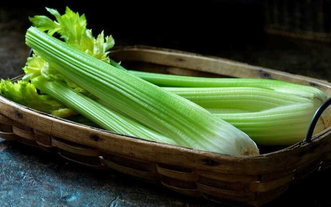 Şişkinliklə mübarizə aparan 10 qida – Əl –ayağı, gözaltı şişənlər üçün