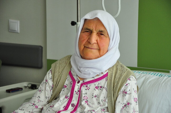 86 yaşlı qadının qarnından 12 kiloqramlıq kista çıxarıldı - FOTO