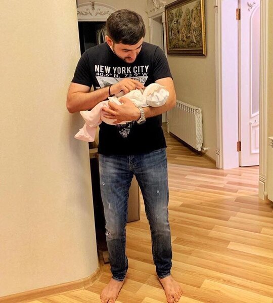 Azərbaycanlı müğənni yeni doğulan qızı ilə - FOTO