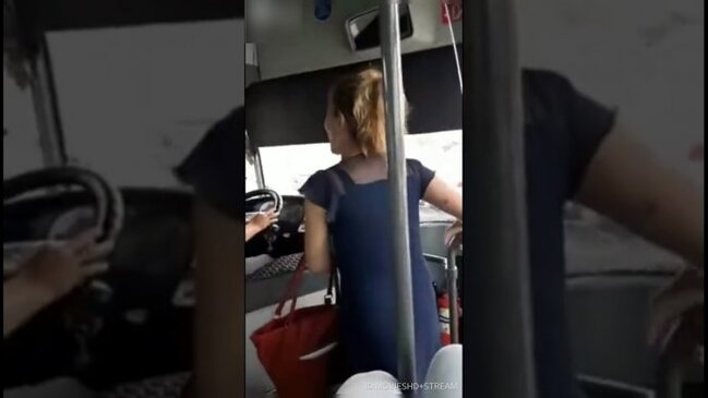 Avtobusda dəhşət: Qadın ayağı ilə qapını sındırdı+VİDEO