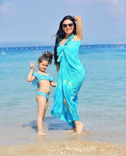 Vüsalə qızı ilə dənizdə - Fotolar