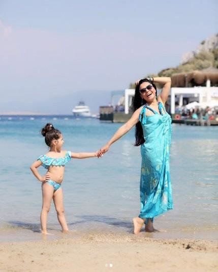 Vüsalə qızı ilə dənizdə - Fotolar