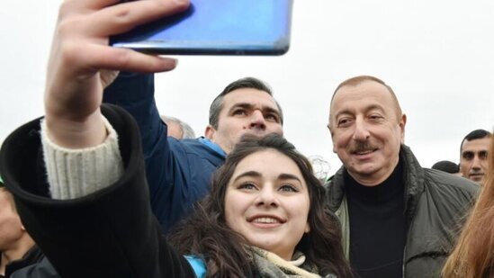 Prezident və xanımının Şamaxıda sakinlərlə SƏMİMİ FOTOLARI