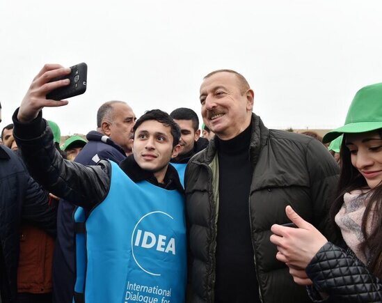 Prezident və xanımının Şamaxıda sakinlərlə SƏMİMİ FOTOLARI