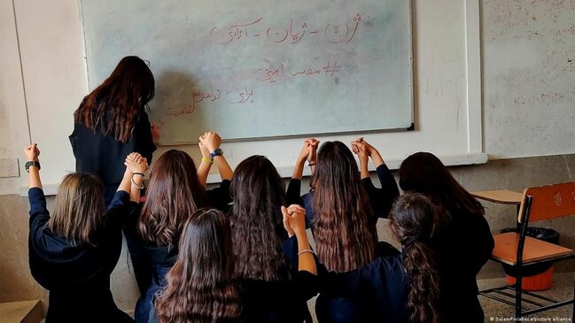 Molla rejimindən ağlasığmaz addım: Məktəbli qızlar niyə hədəfə alınır?
