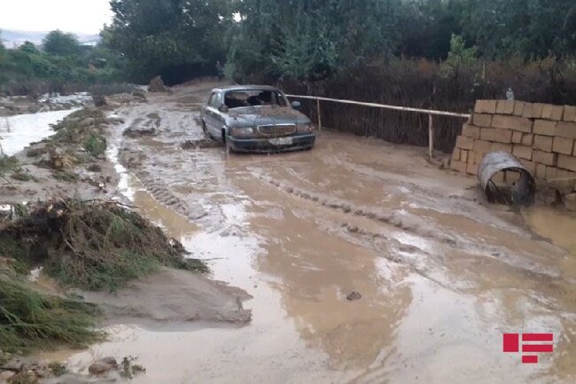 Azərbaycanda kəndi sel basdı - maşın sular altında qaldı — VİDEO