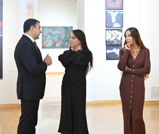 Prezident ailəsi ilə sərgidə - Fotolar