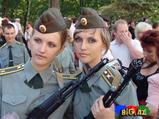 Gözəl rus qızları əsgər formasında - FOTO