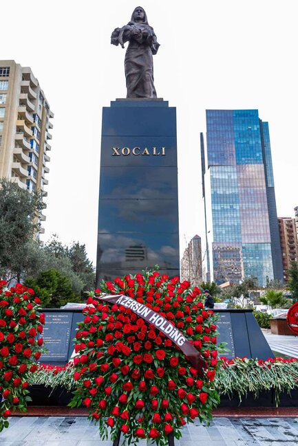 "Azərsun Holdinq" rəhbərliyi Xocalı abidəsini ziyarət edib