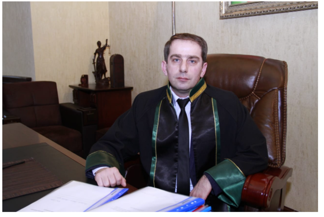 Boşanma zamanı ən problemli məsələ: Uşaq hansı valideynin yanında qalacaq?