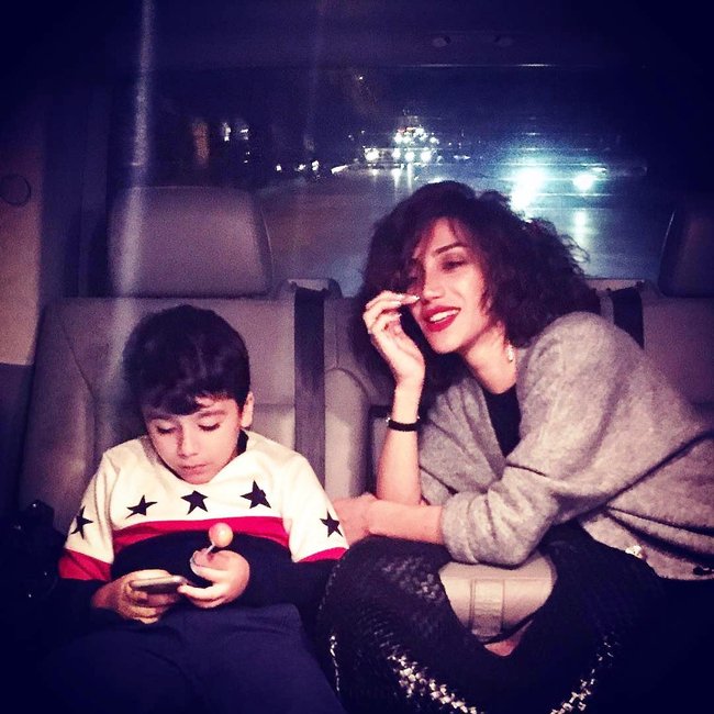 Röya oğlu ilə lüks avtomobilində - FOTO