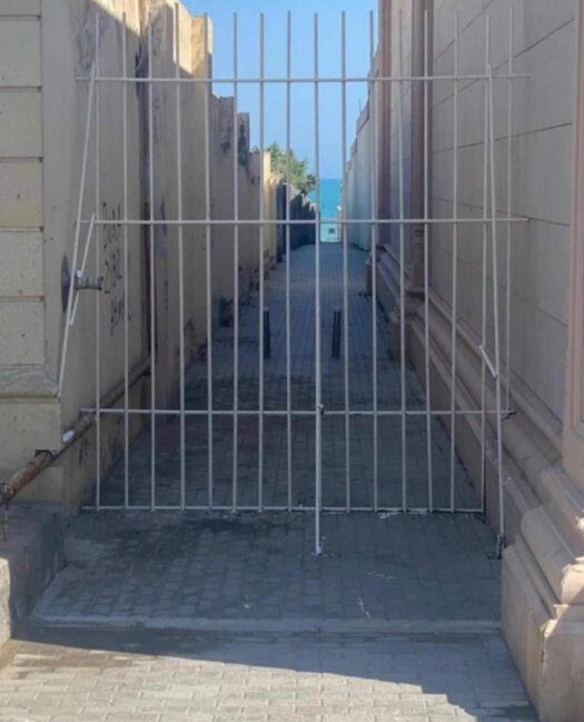 Bakıda çimərliyi insanların üzünə bağladılar - FOTO