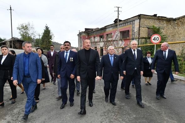 İlham Əliyev Xocavənd rayon ictimaiyyətinin nümayəndələri ilə birlikdə Tuğ kəndində olub - FOTO