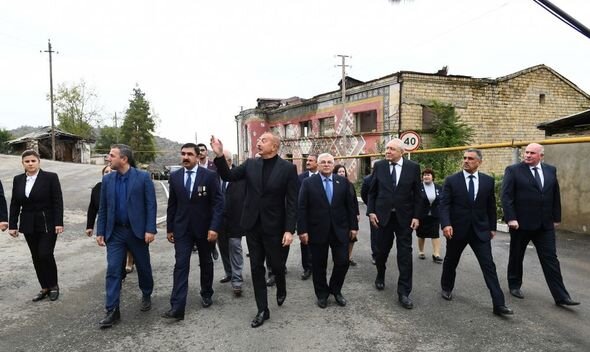 İlham Əliyev Xocavənd rayon ictimaiyyətinin nümayəndələri ilə birlikdə Tuğ kəndində olub - FOTO