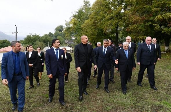 İlham Əliyev Xocavənd rayon ictimaiyyətinin nümayəndələri ilə birlikdə Tuğ kəndində olub - FOTO