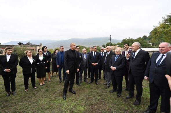 İlham Əliyev Xocavənd rayon ictimaiyyətinin nümayəndələri ilə birlikdə Tuğ kəndində olub - FOTO